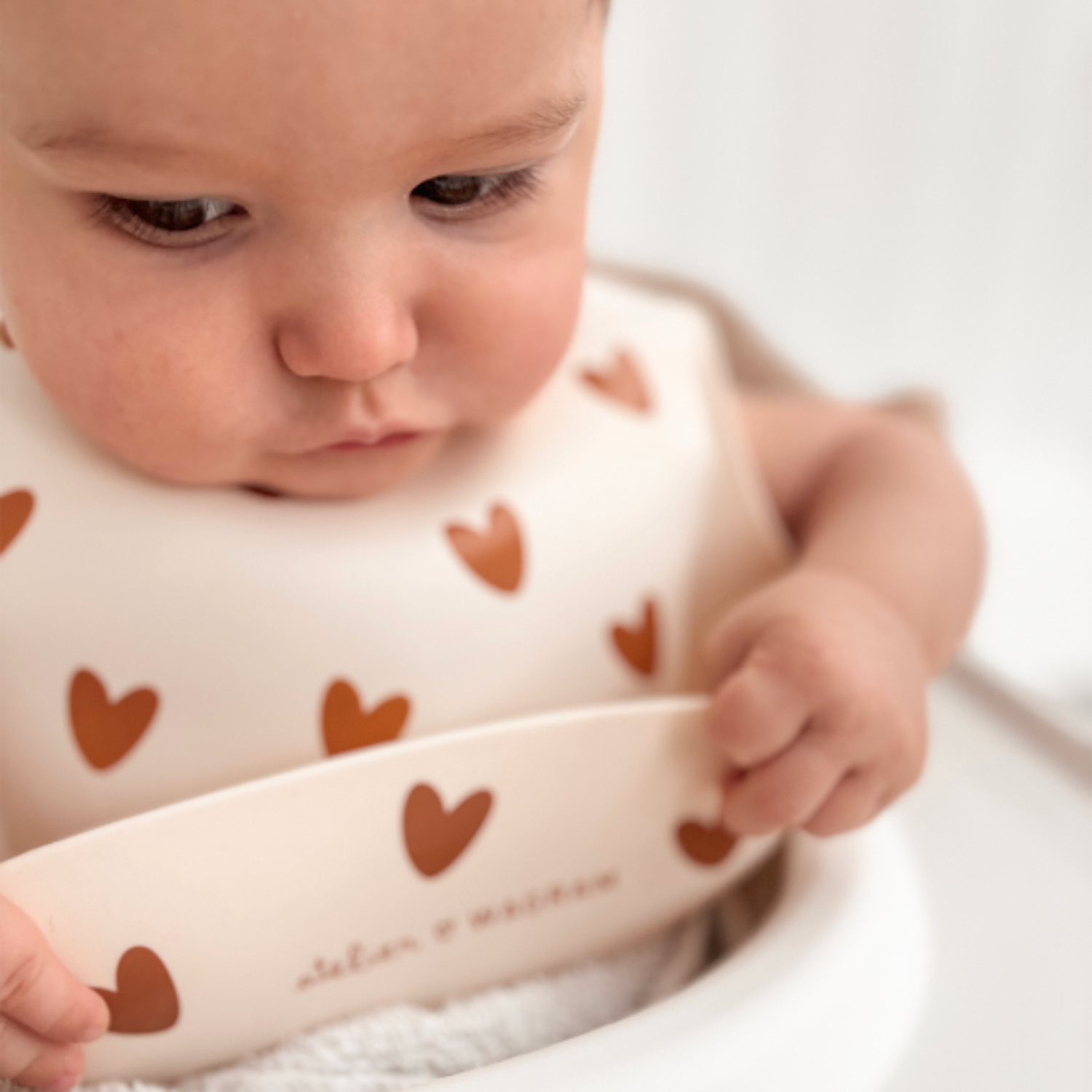 Bavoir en silicone - Crème & coeurs – Image 2