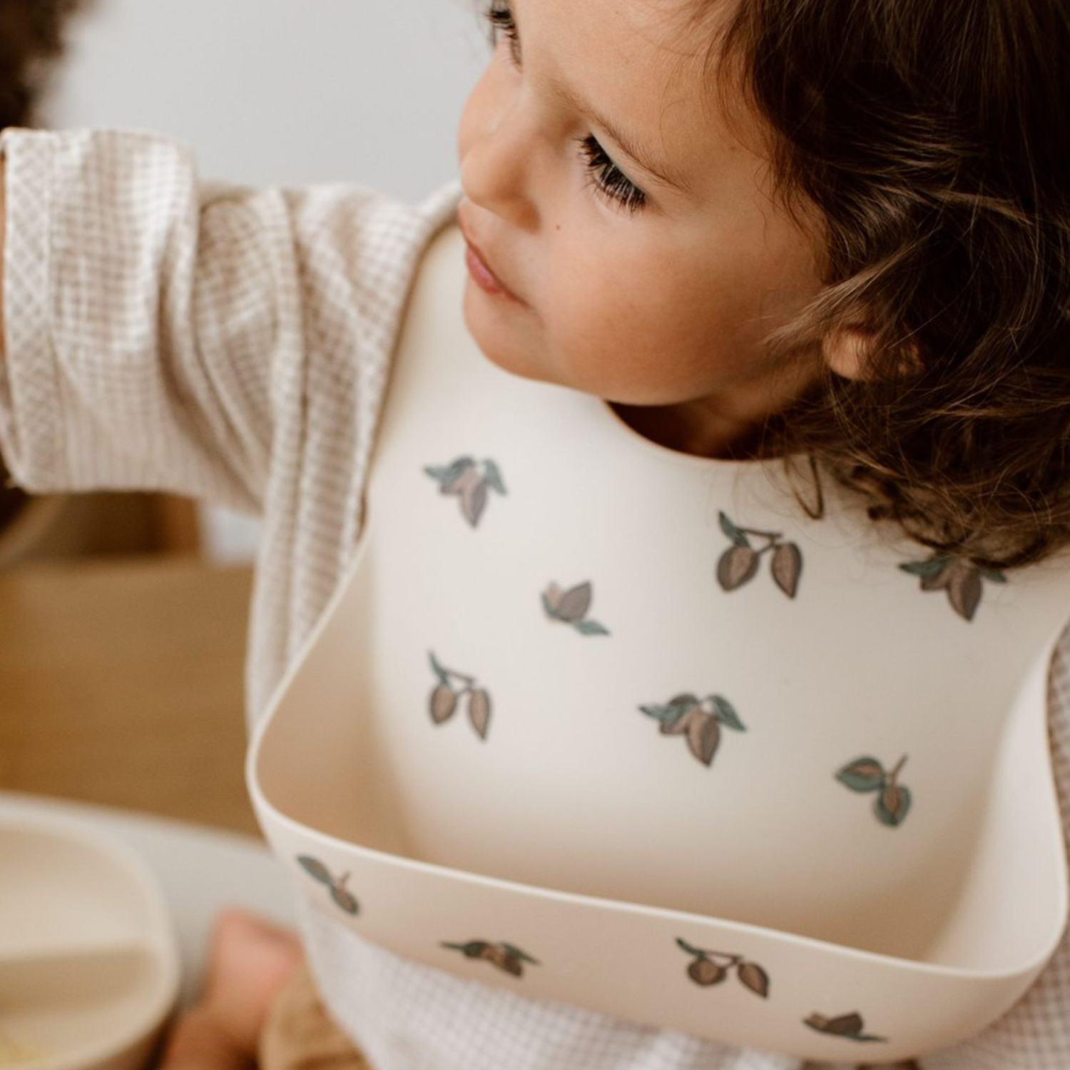 Bavoir en silicone - Amandes – Image 2