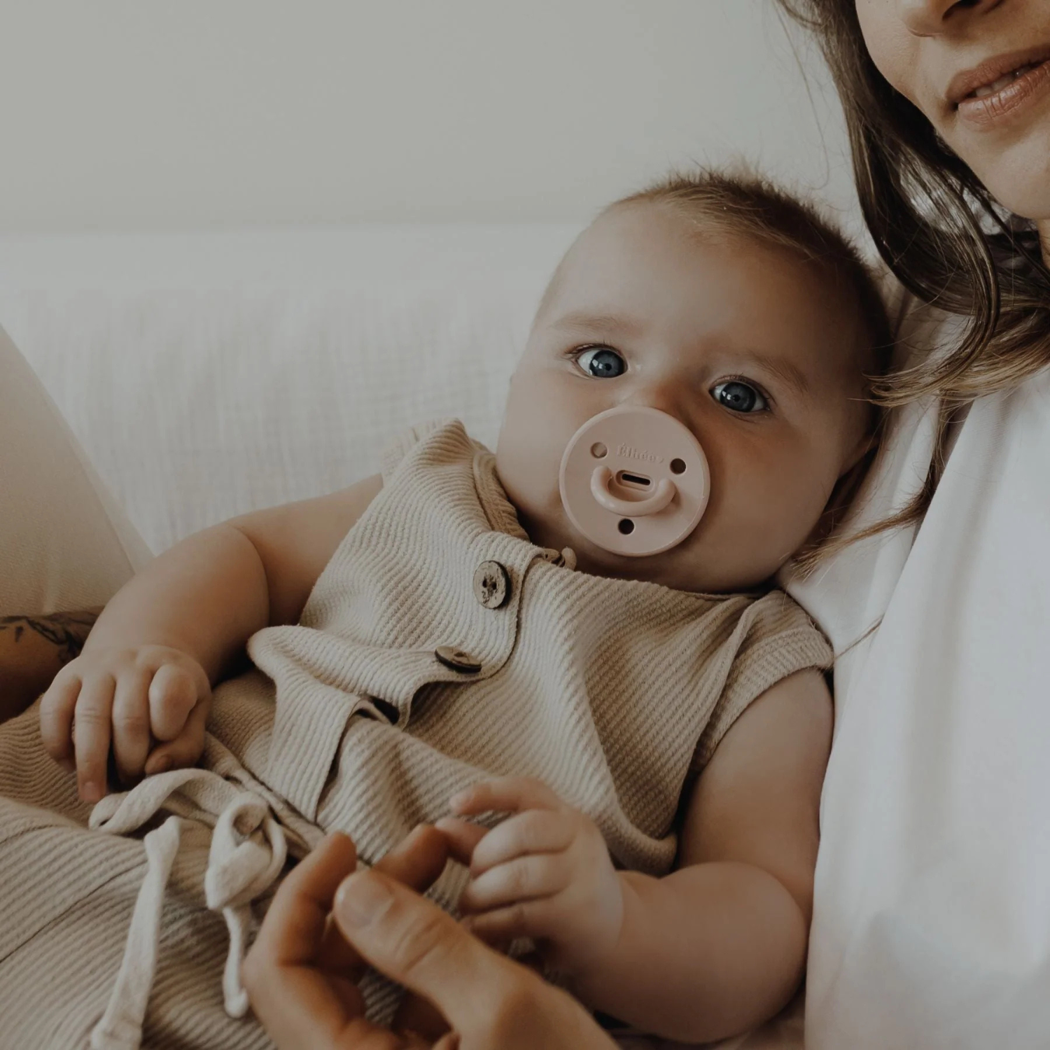 Tétine physiologique en silicone – Blush (0-6 mois) – Image 3