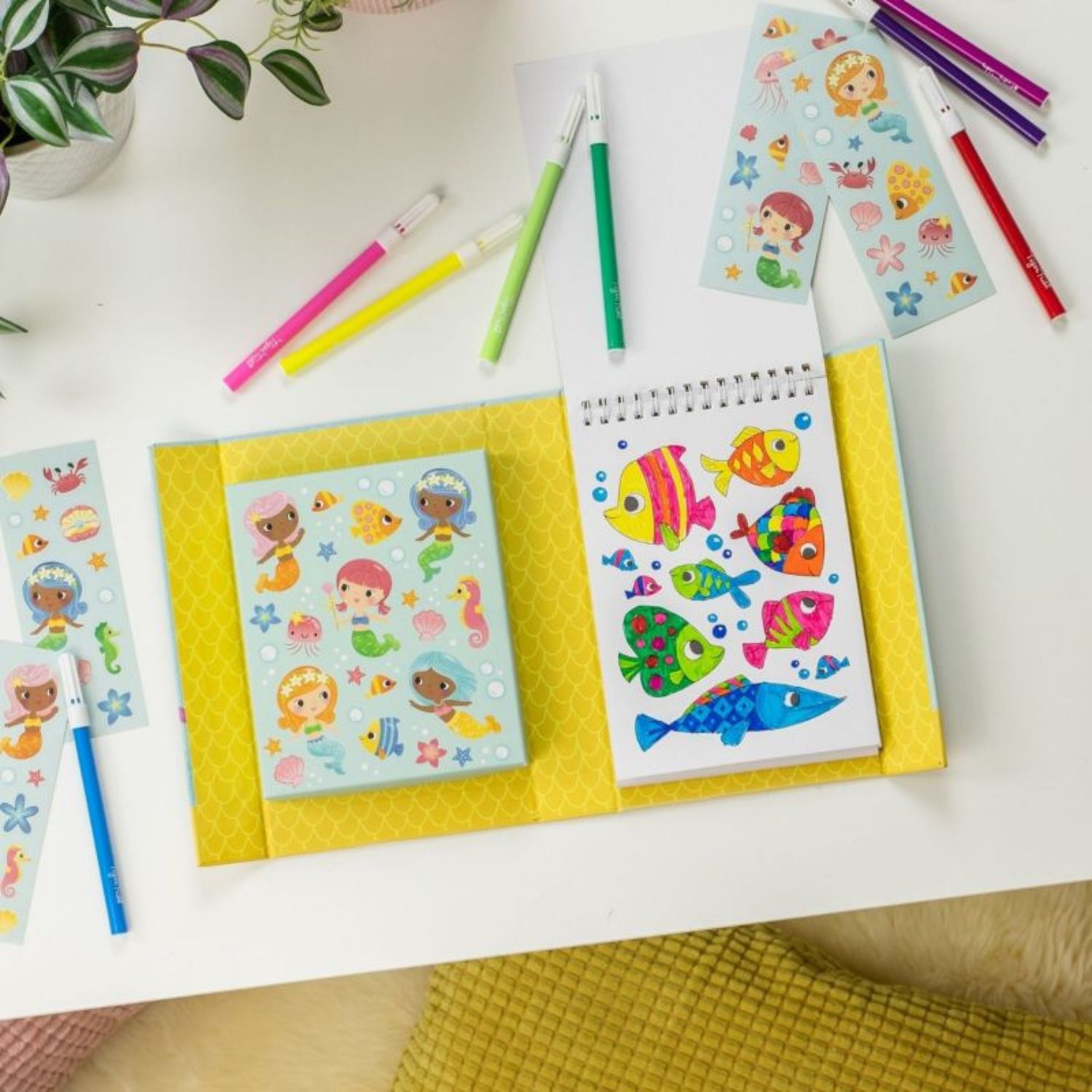 Coffret coloriage enfant – Sirènes (avec feutres & autocollants) – Image 2