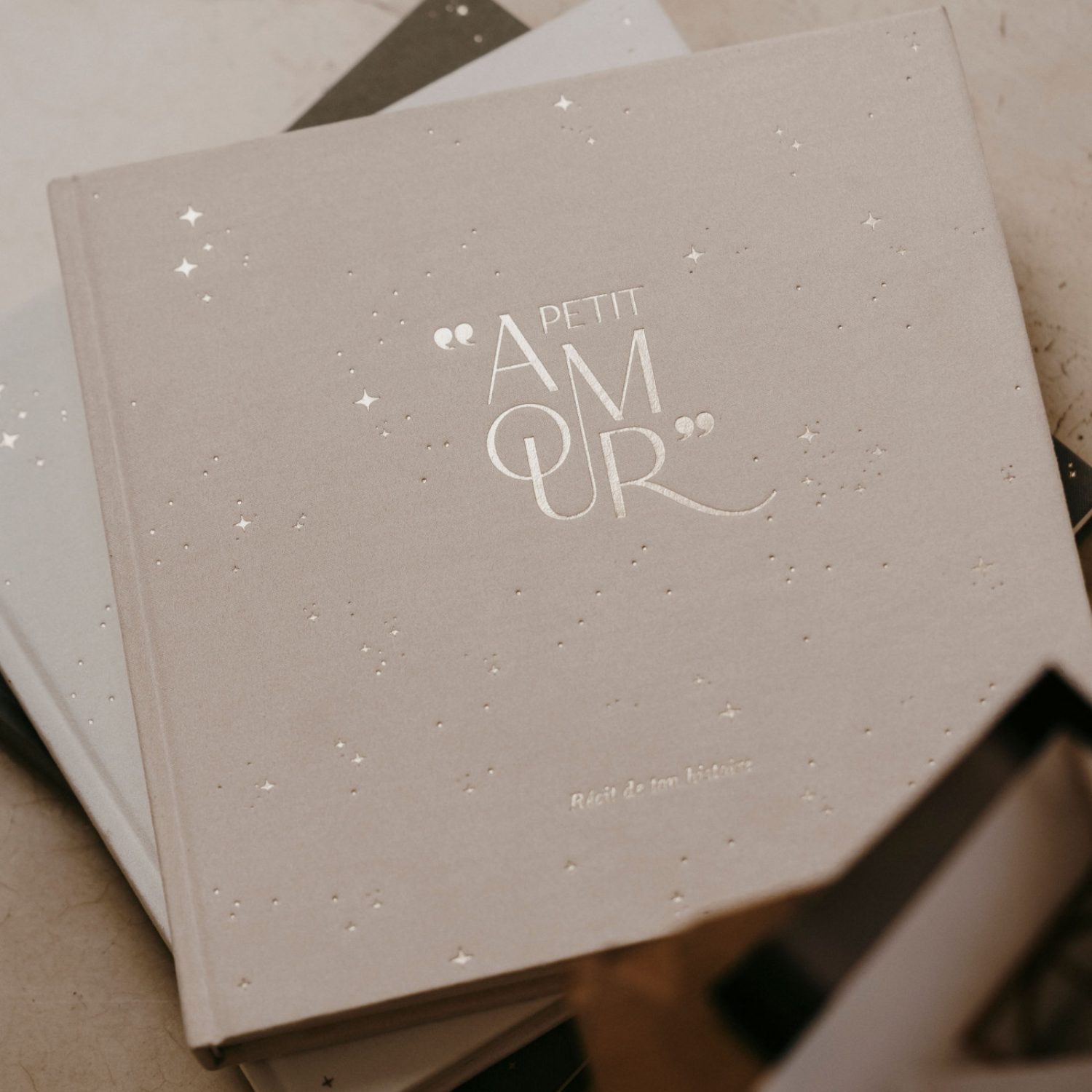 Livre "Petit amour" - beige – Image 2