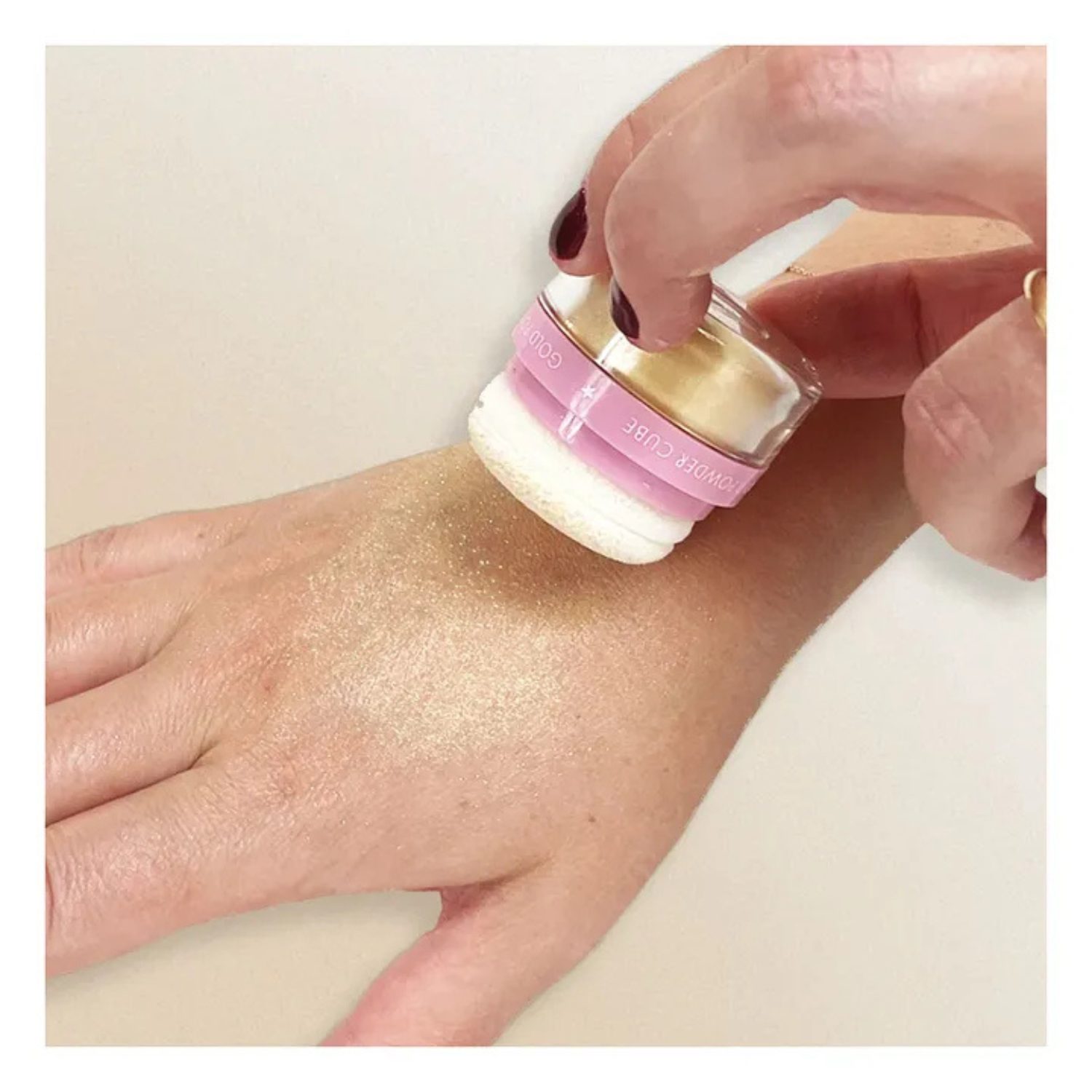 Cube de poudre pailletée dorée – Image 3