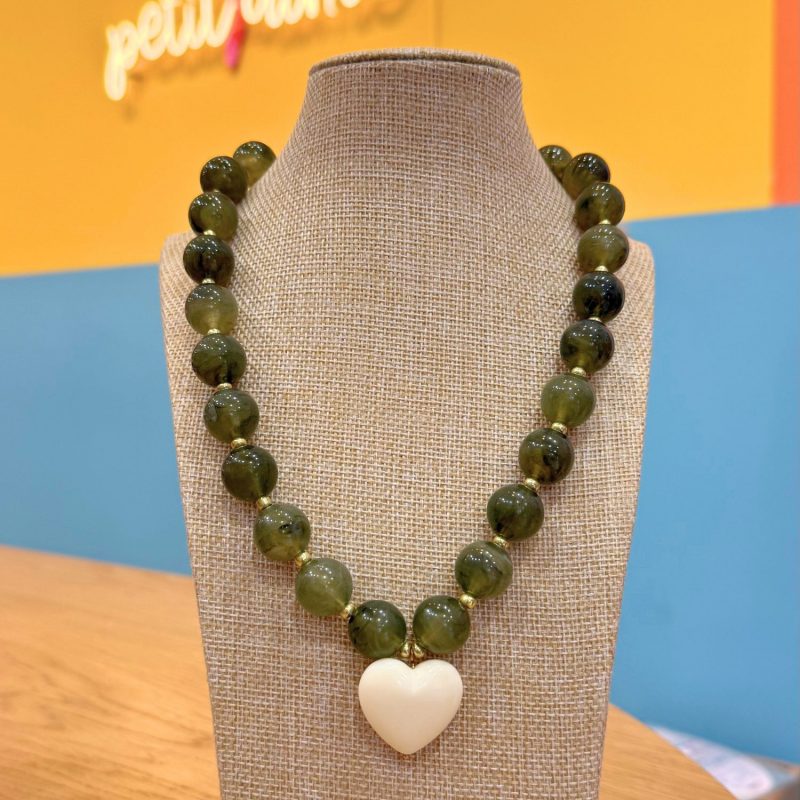 Collier perles & cœur – Kaki