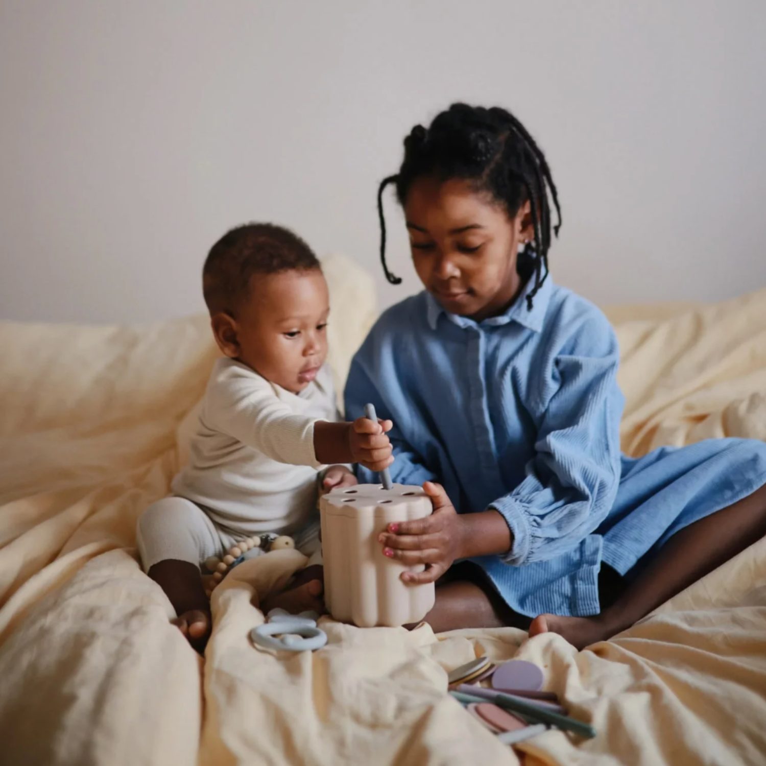 Jeu de motricité trieur de pièces et de bâtonnets – Image 2