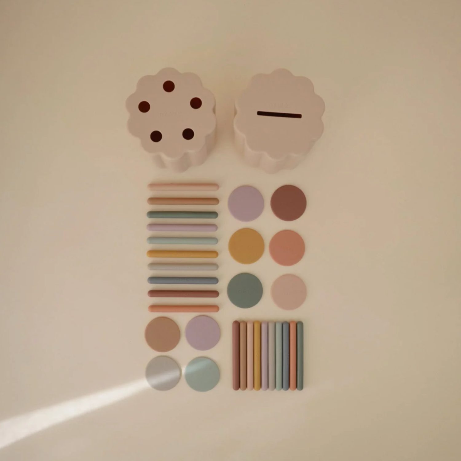 Jeu de motricité trieur de pièces et de bâtonnets – Image 3