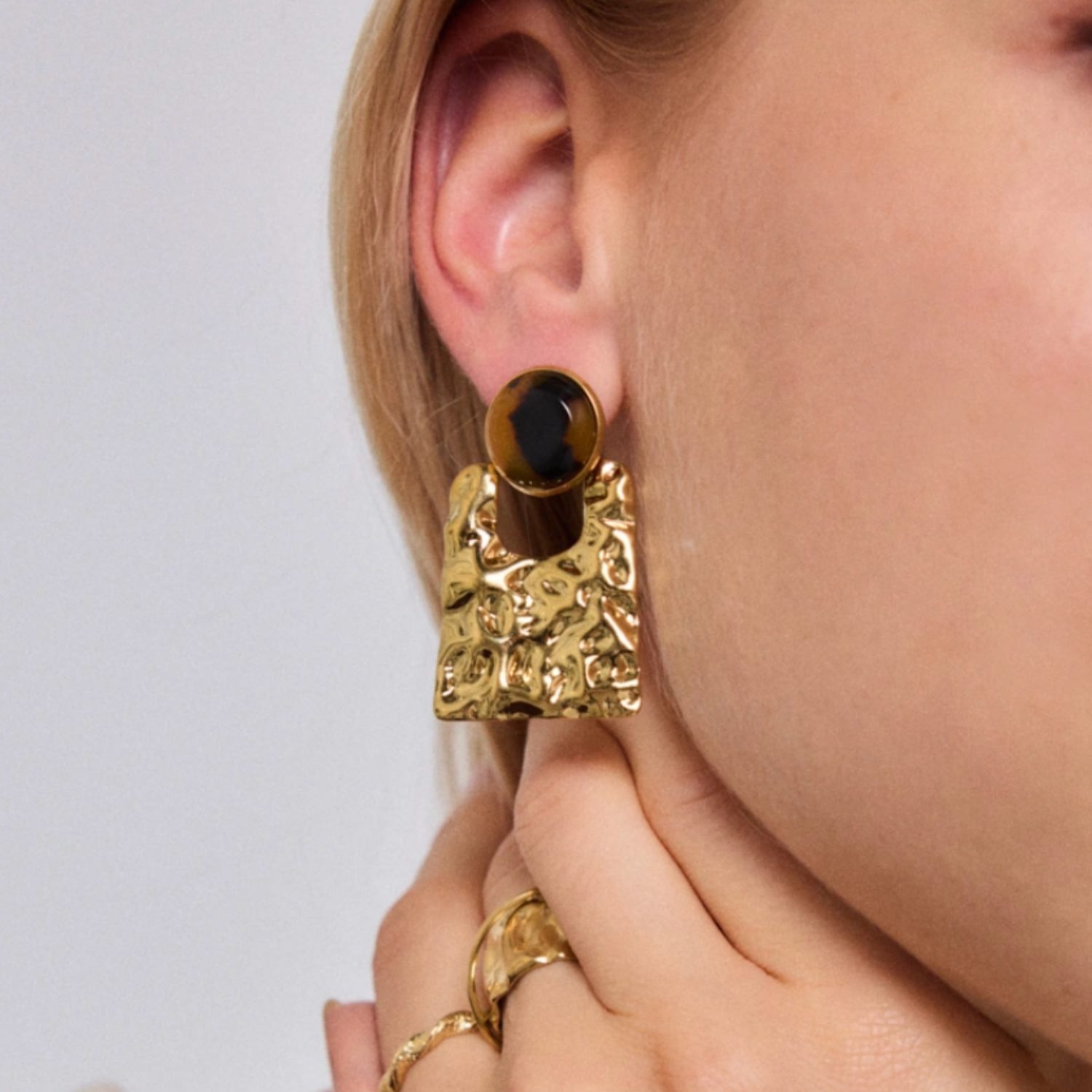Boucles d’oreilles rectangulaires effet martelé - Dorées – Image 2