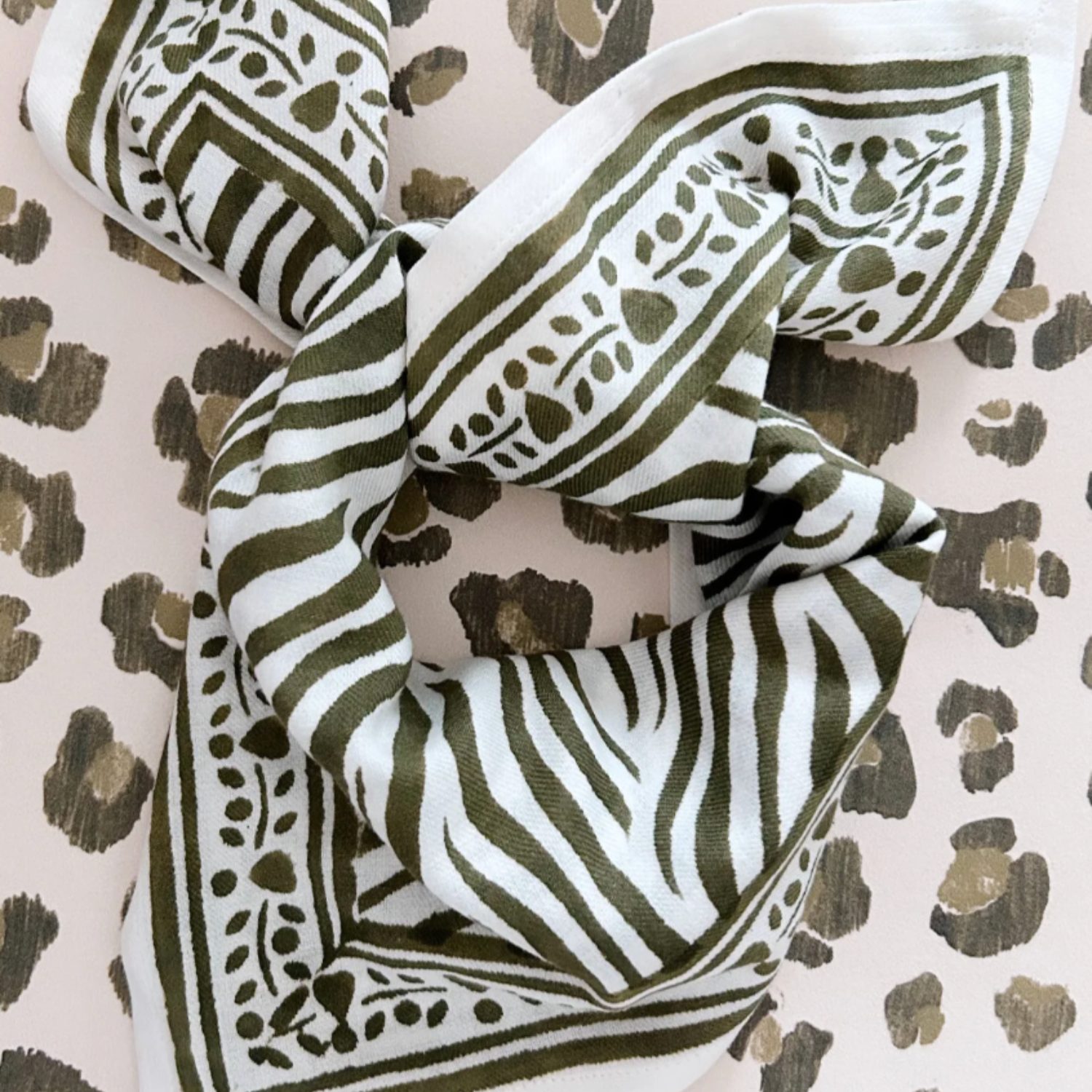 Petit foulard zèbre - Kaki – Image 2