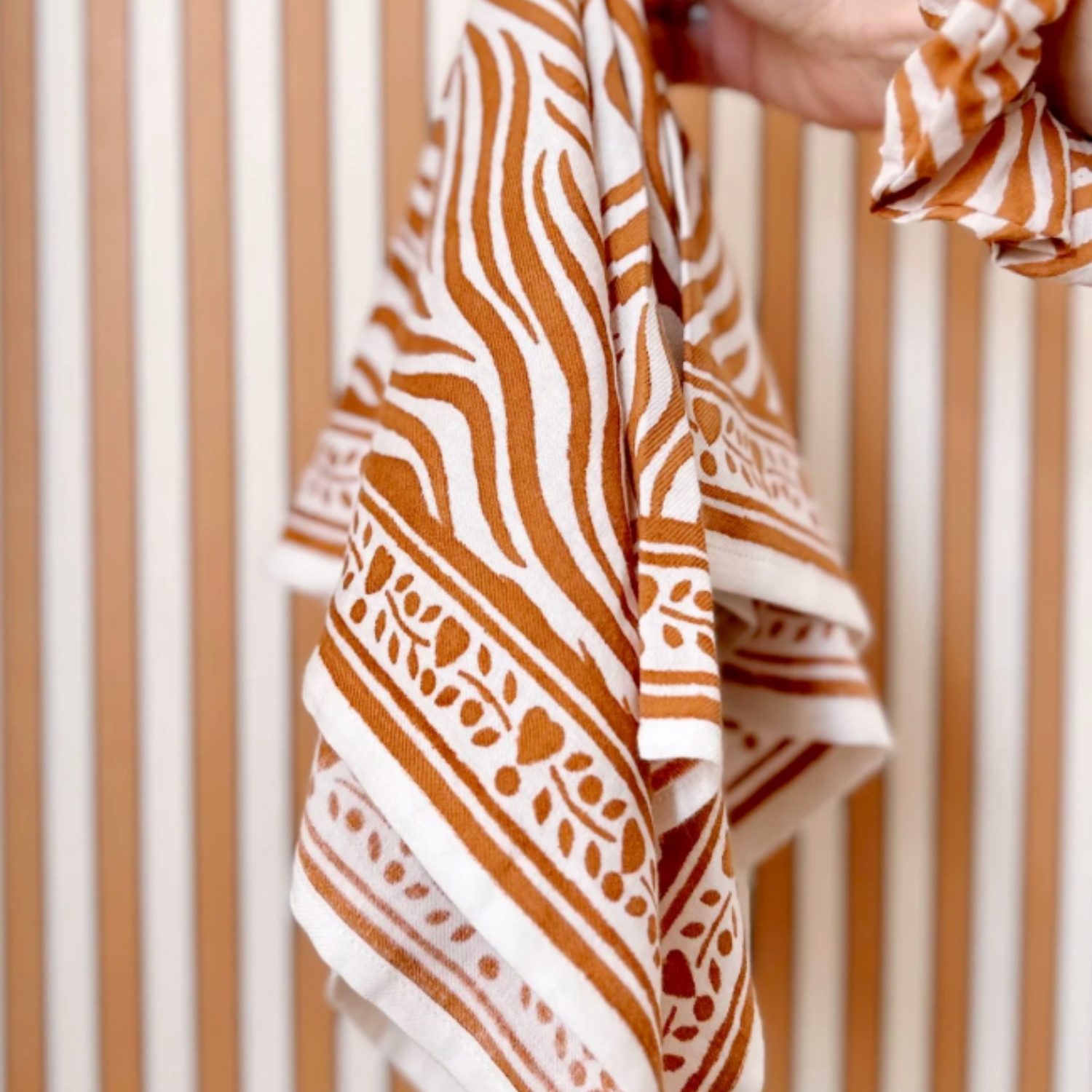 Grand foulard zèbre - Camel – Image 2