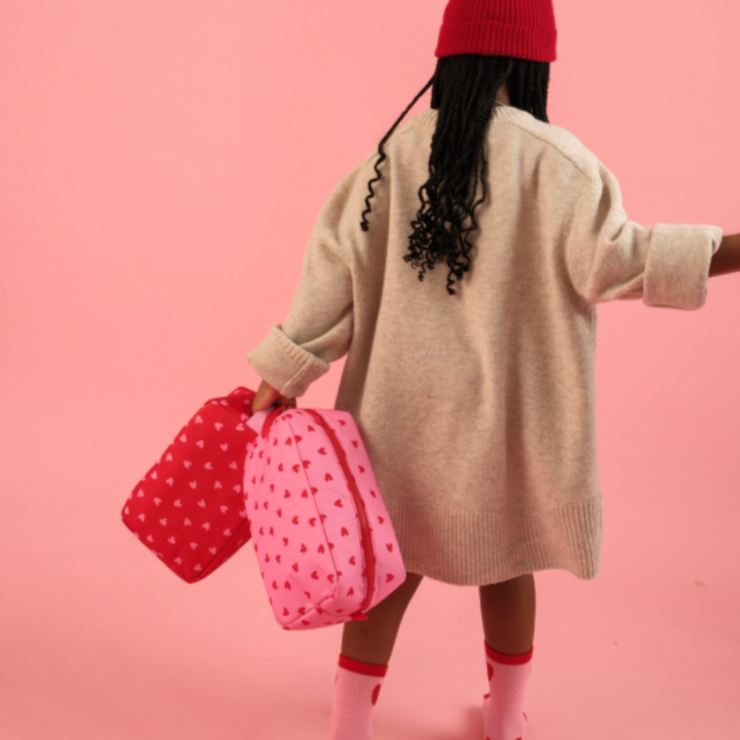 Trousse de toilette coeurs roses fond rouge – Image 3