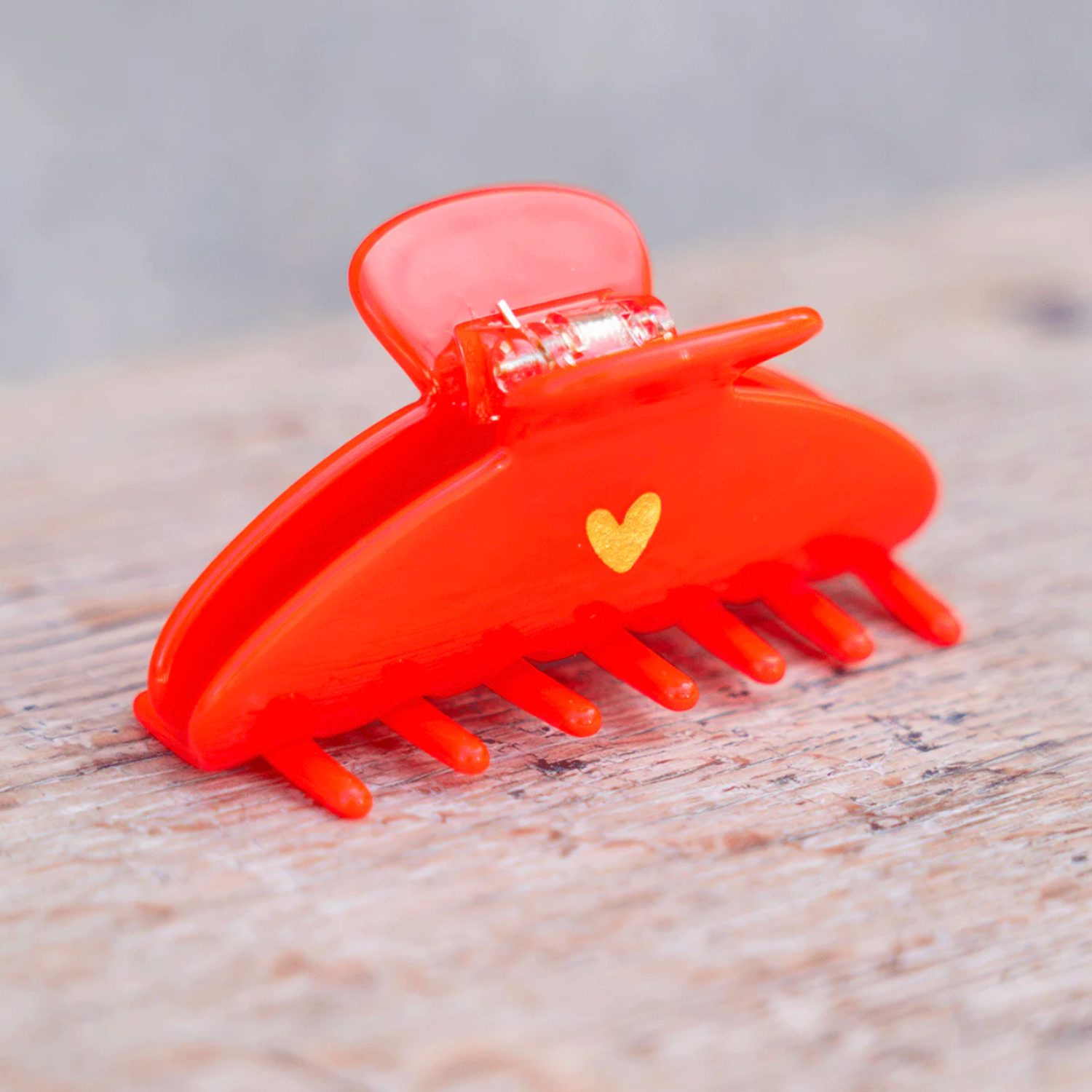 Petite pince crabe rouge coeur doré