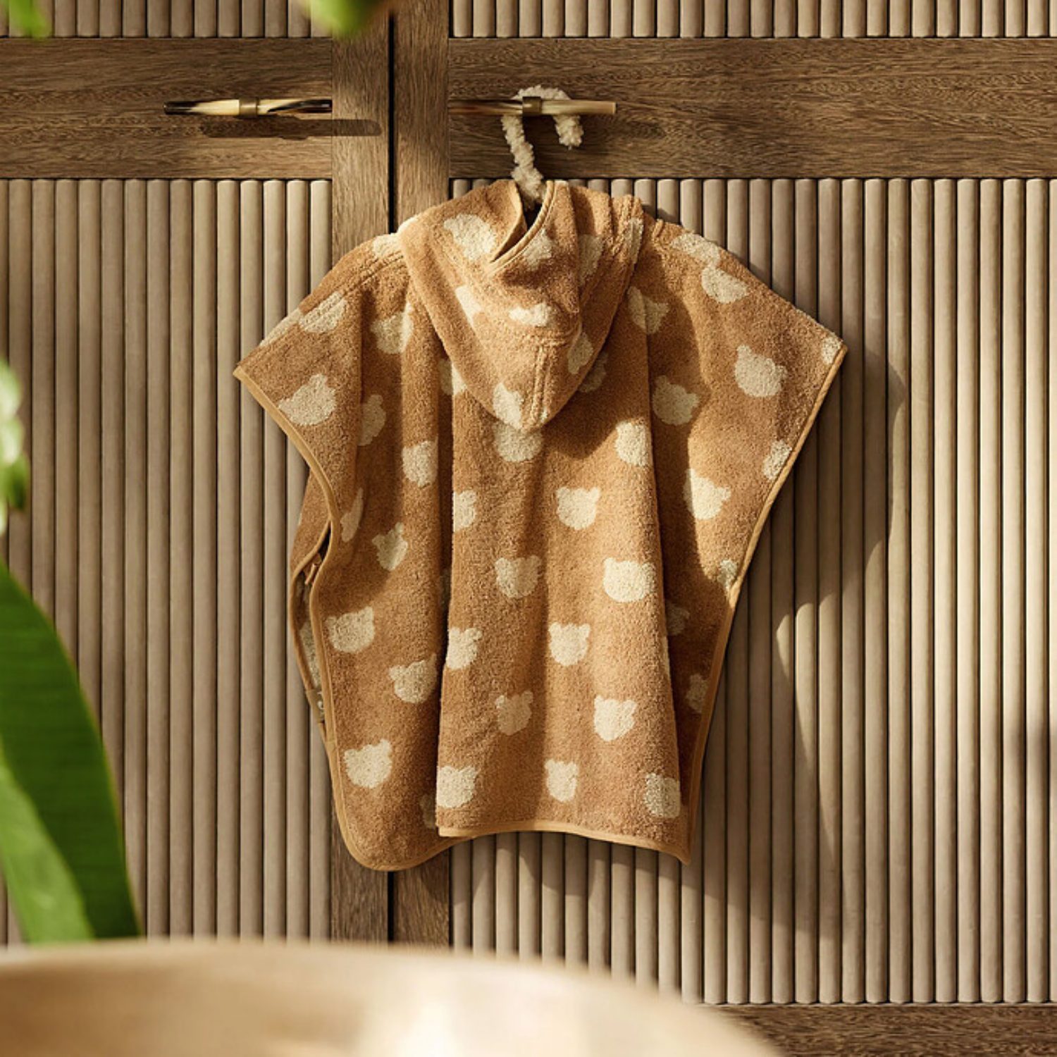 Poncho de bain éponge jacquard réversible – Teddy Bear Biscuit – Image 4