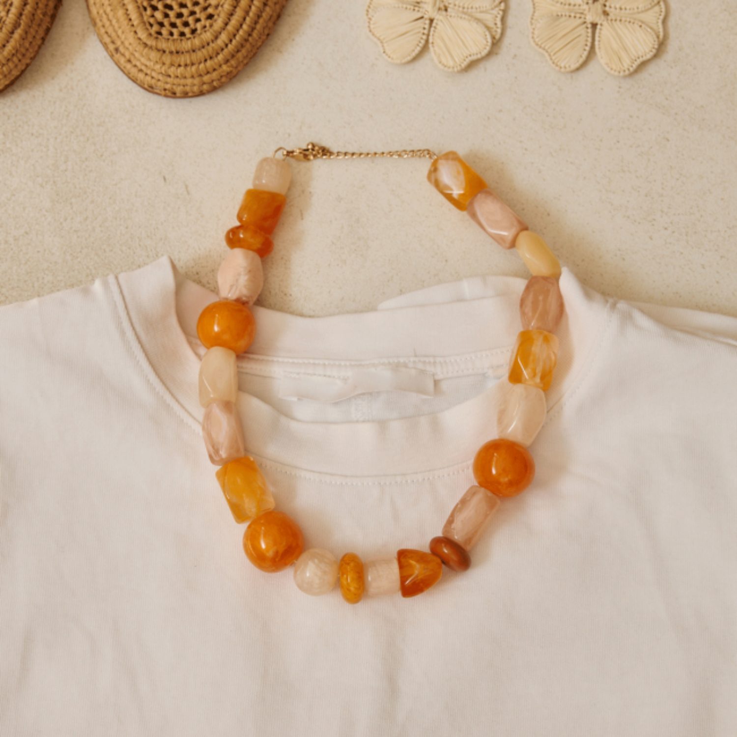 Collier de perles en résine orange marbré – Image 2