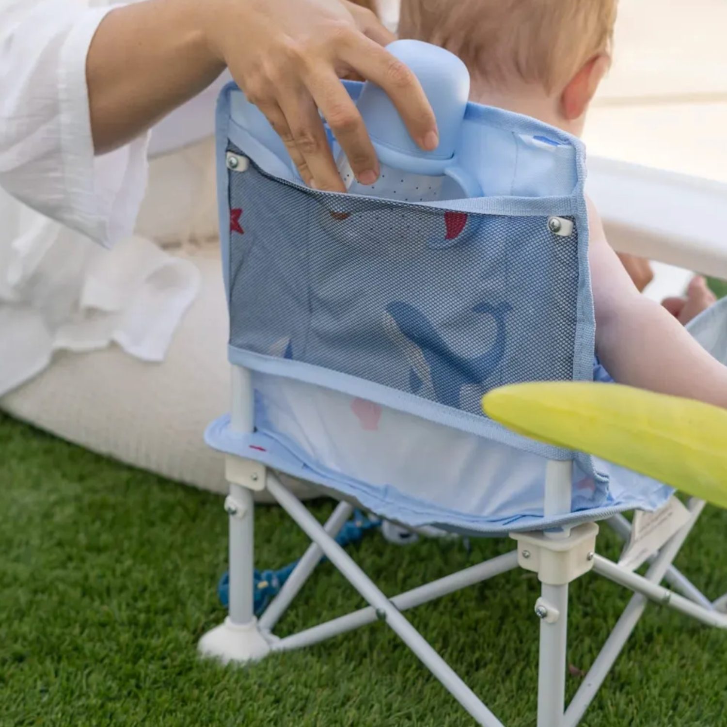 Chaise bleue + petit plateau – Image 3