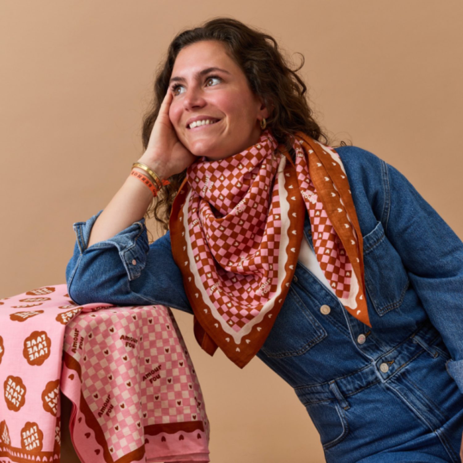 Grand foulard Amour fou marron motif rose – Image 2