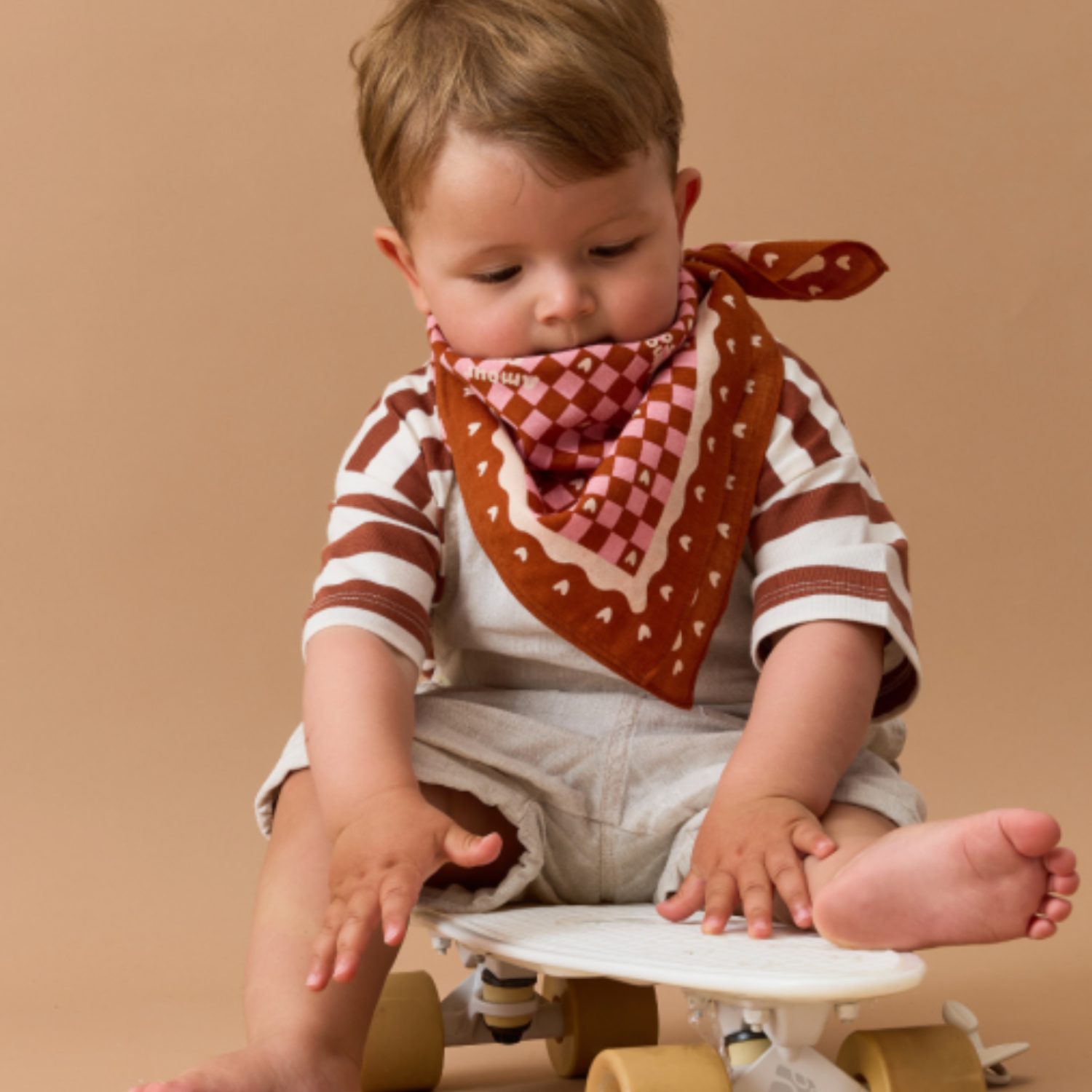Petit foulard Amour fou marron motif rose – Image 2