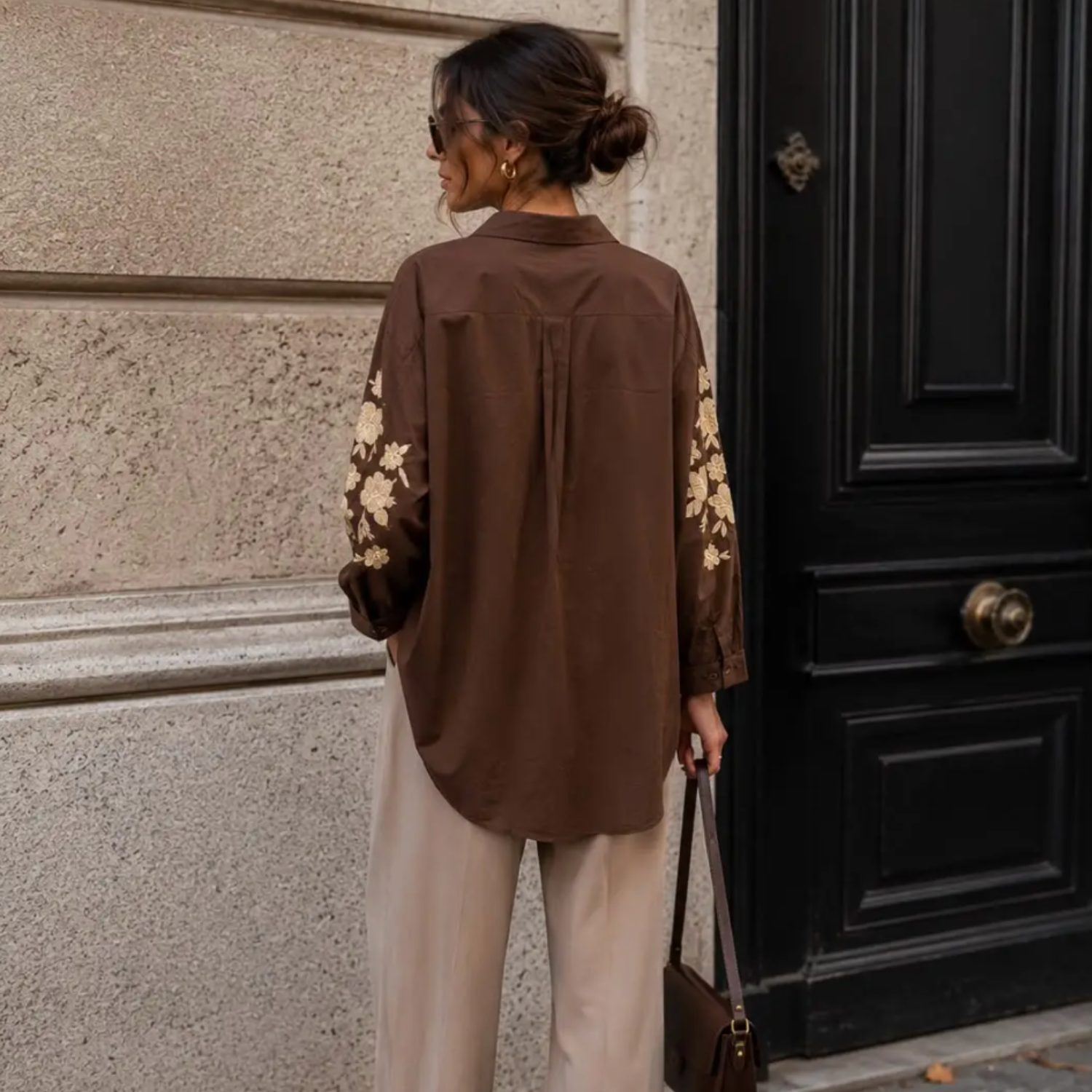 Chemise marron broderies fleurs blanches S/M – Image 2