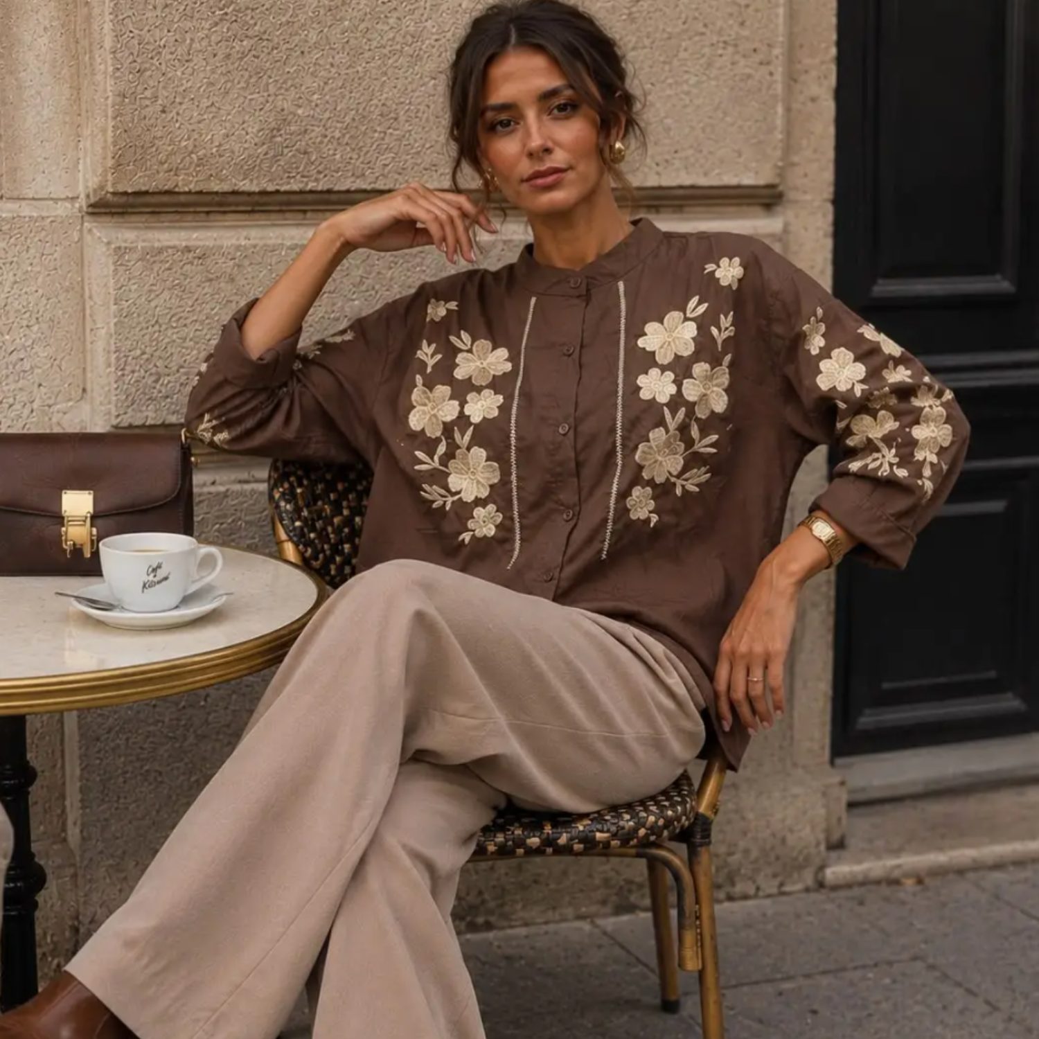 Chemise marron broderies fleurs blanches S/M – Image 3